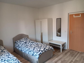 ALL-INCLUSIVE Apartmenthaus am Leuna Werk Ideal für Monteure 3 Zimmer Apartment mit Küche, Waschmaschine, Bad, Flat TV, WiFi, usw